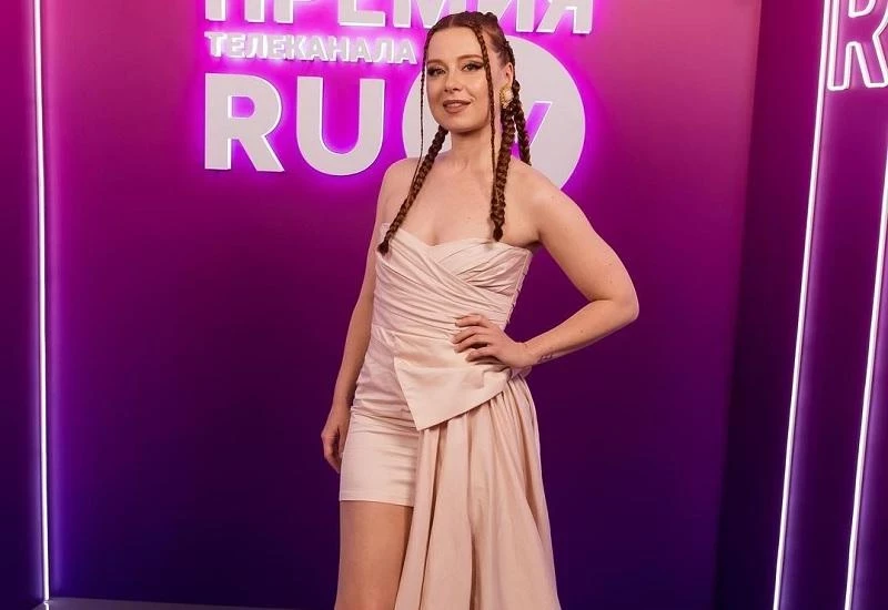 Савичева сообщила, что муж хотел развестись с ней из-за откровенных сцен в клипе