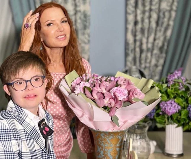 Эвелина Бледанс призналась, что ее особенный сын никогда не сможет бегло читать и круто считать