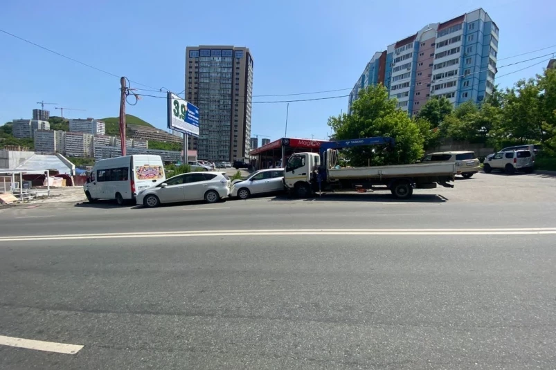 В аварии с шести машинами во Владивостоке обошлось без пострадавших