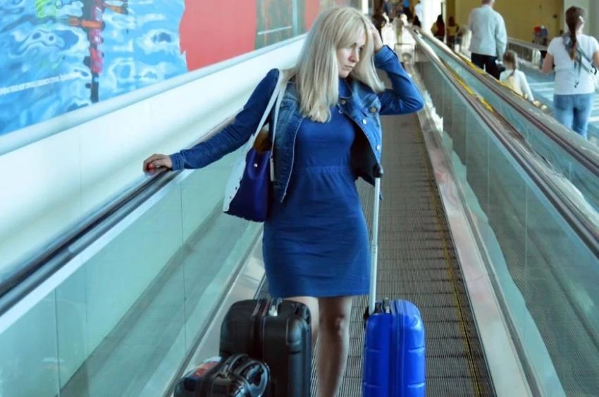 В «Туту.ру» рекомендовали удалять старые наклейки с чемоданов, чтобы не потерять багаж