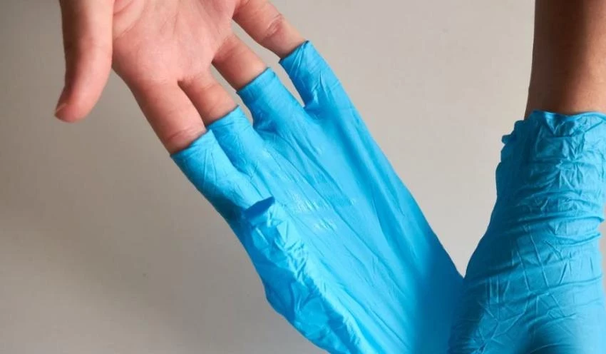 Врач Хухрев рекомендовал работать в огороде в перчатках во избежание заражения столбняком