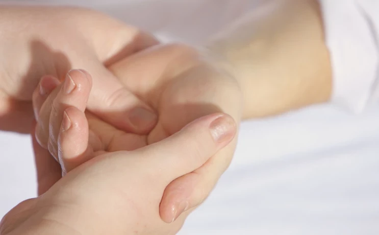 Врачи рассказали, почему могут трястись руки