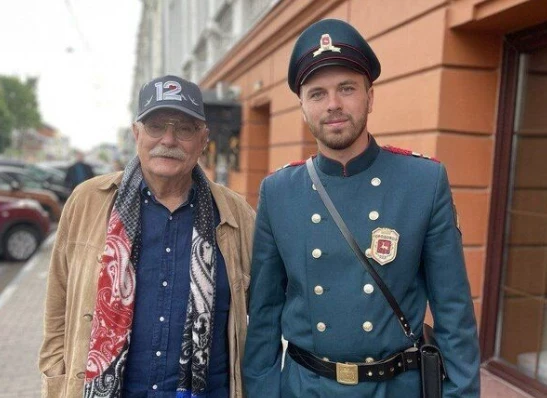 На фоне слухов о проблемах со здоровьем Никита Михалков вышел в свет