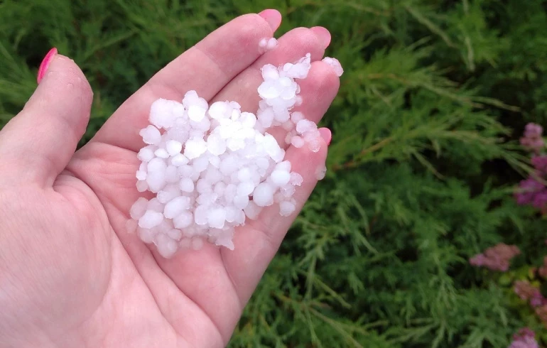 На северо-запад Челябинска налетела буря со снегом и градом