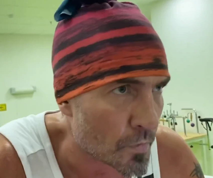 Роман Костомаров начал тренироваться на велотренажере с протезами на ногах