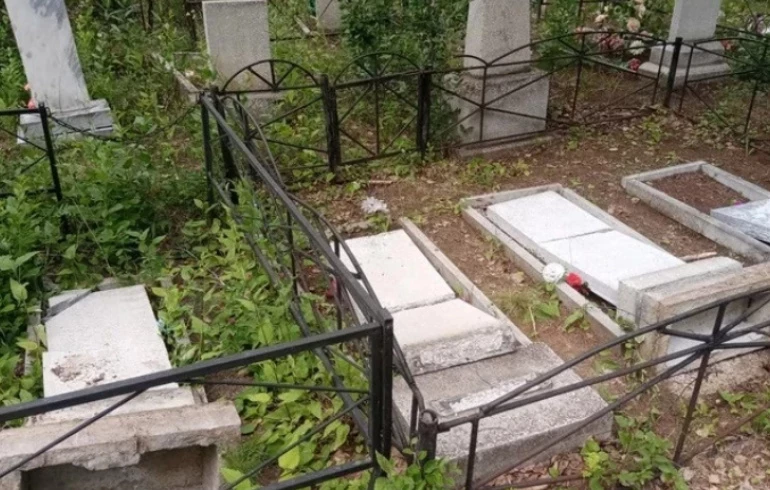 В Челябинске задержали вандала, разгромившего десятки могил