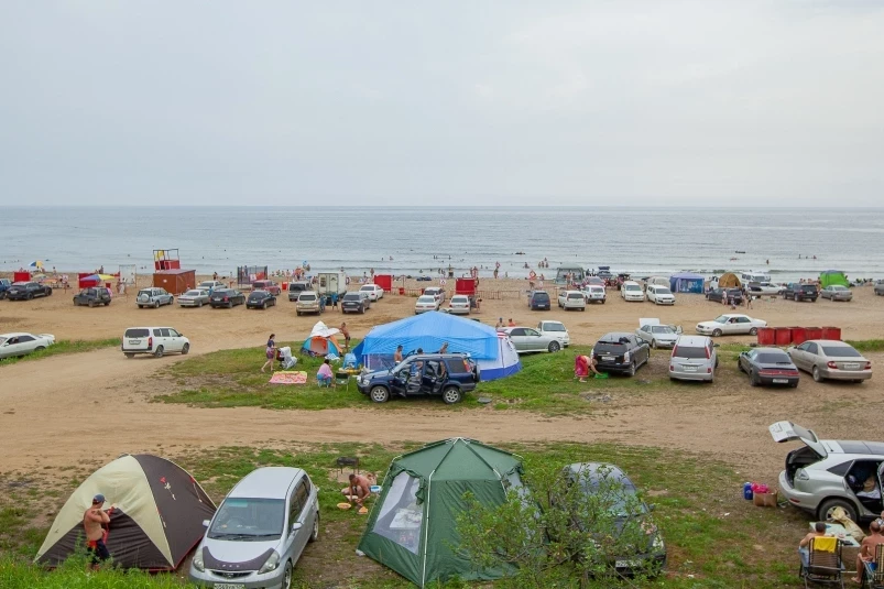 Труп выбросило на популярный пляж в Приморье – снимки с места