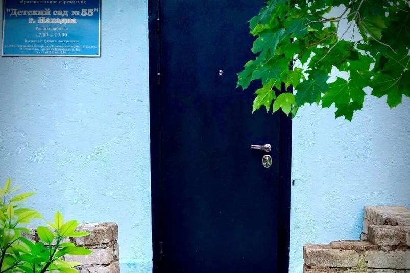 Окна и двери обновляют в детских садах посёлка Врангель