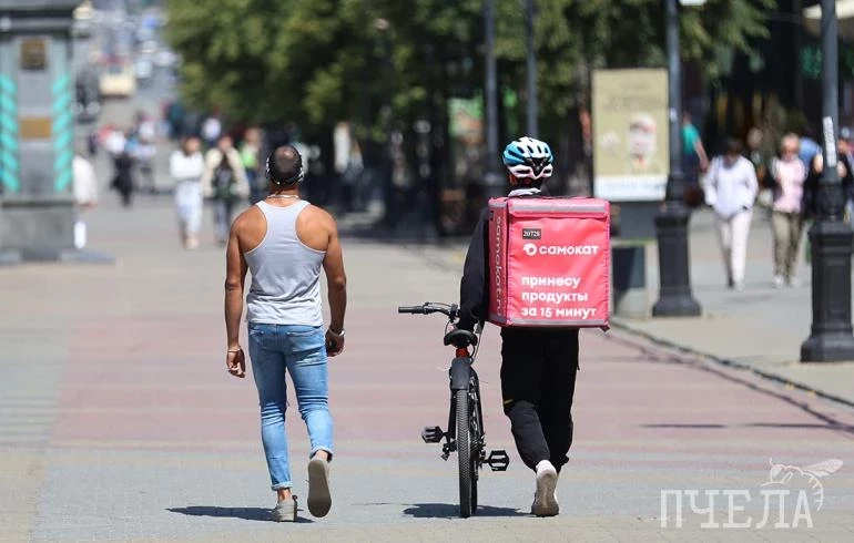 Курьерам в Челябинске предлагают рекордную зарплату сто тысяч рублей