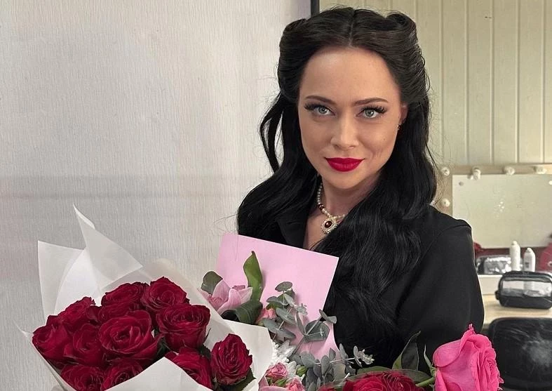 Настасья Самбурская получила необычный «подарок» от поклонника, кинувшего камень в её машину