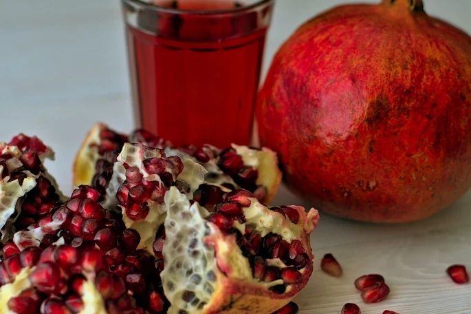 Диетолог Аплетаева предупредила об опасности гранатового сока для пожилых людей