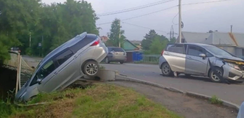 Появились новые фото опасной аварии в Приморье – снимки с места