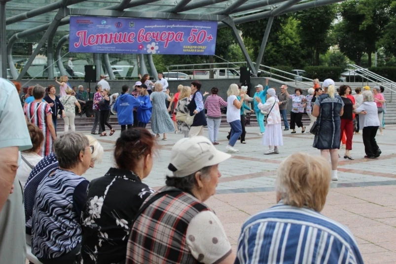 С песней по жизни: в Приморье стартовал шестой сезон “Летних вечеров 50+”
