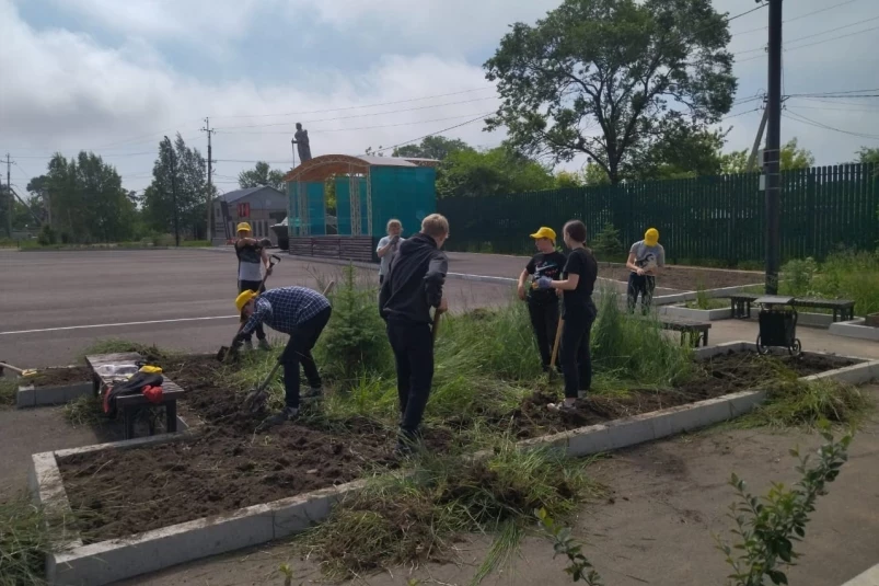 Школьники из трудовых отрядов СУЭК начали благоустраивать родные посёлки в Приморье