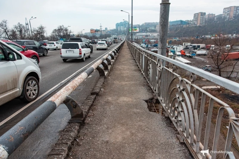 Во Владивостоке начали ремонт тротуара на Некрасовском путепроводе