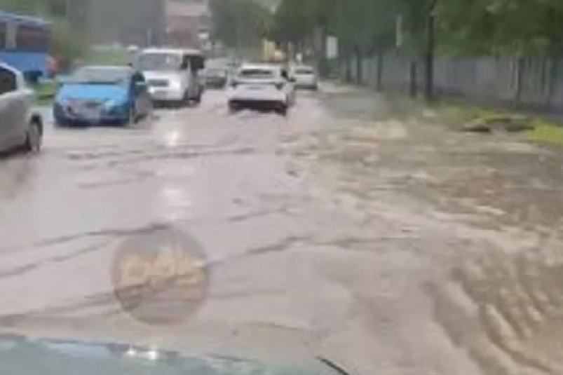 “Даже Прадик буксует”: что прямо сейчас творится на дорогах Владивостока