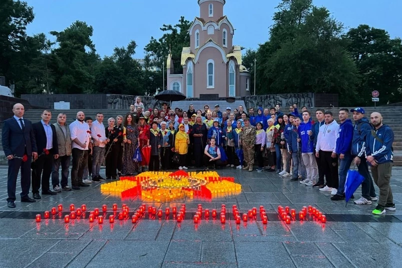 Орден Великой Отечественной войны из сотен свечей зажгли во Владивостоке