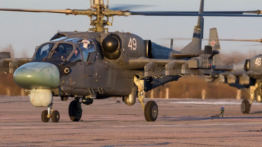 МО РФ показало на видео налет российского Ка-52 с ракетами «Вихрь» на технику ВСУ в Донбассе