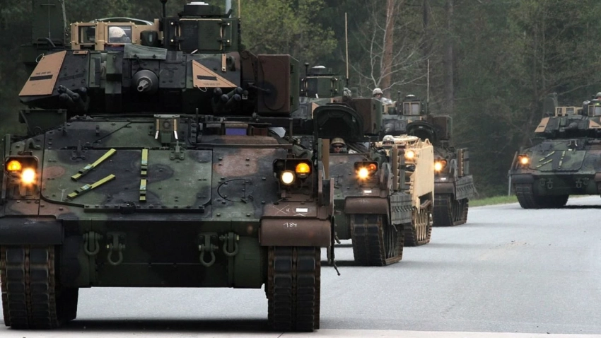 Аналитик призвал не связывать с партизанами горящую в Латвии военную технику НАТО