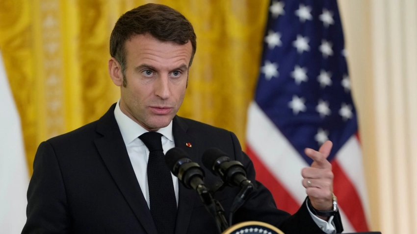 Макрон за один заход выпил бутылку пива на глазах у французов