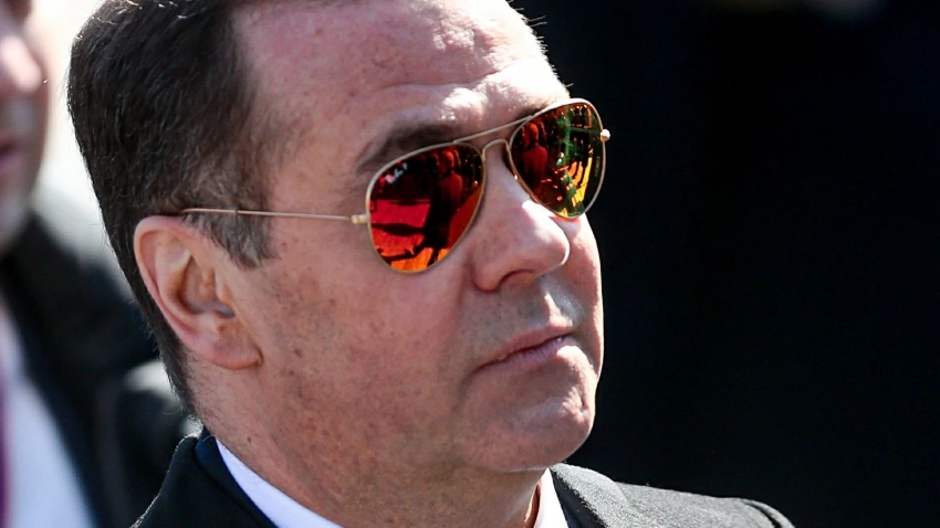 Медведев: Москва проучит польского президента Дуду гуманным способом за слова о России