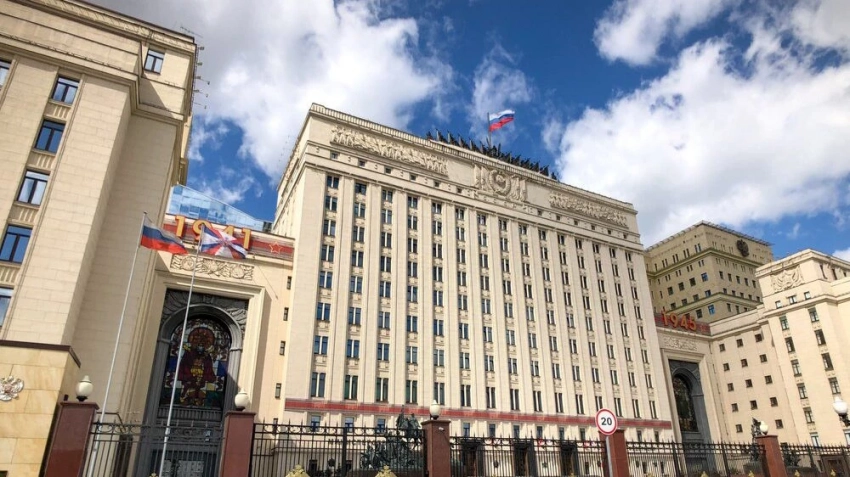 «КОТЕЛ №6» заметил военных, экстренно покидающих здание МО России на Фрунзенской набережной