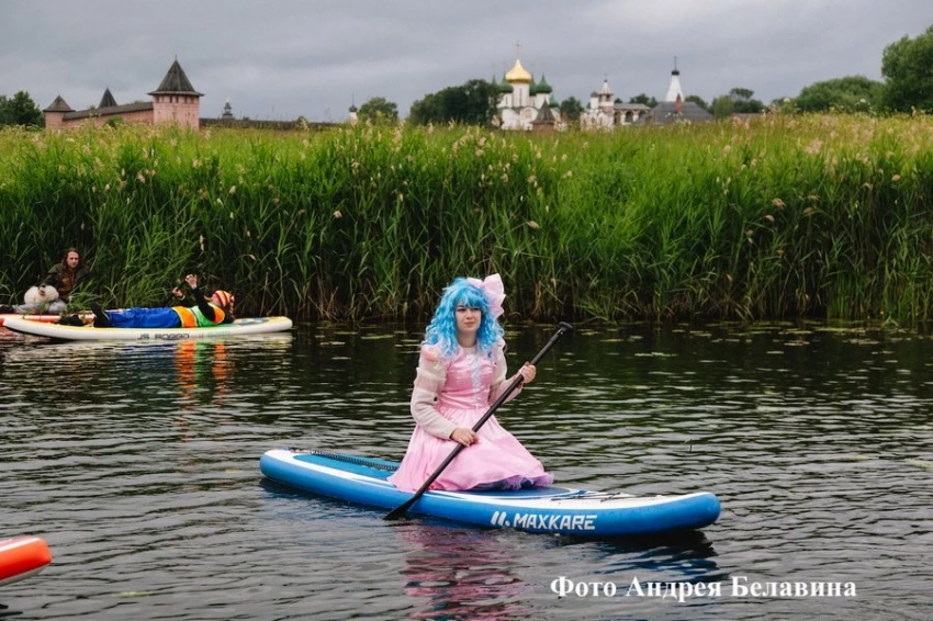 Более 200 человек приняли участие в заплыве на сапбордах на САП-фестивале в Суздале