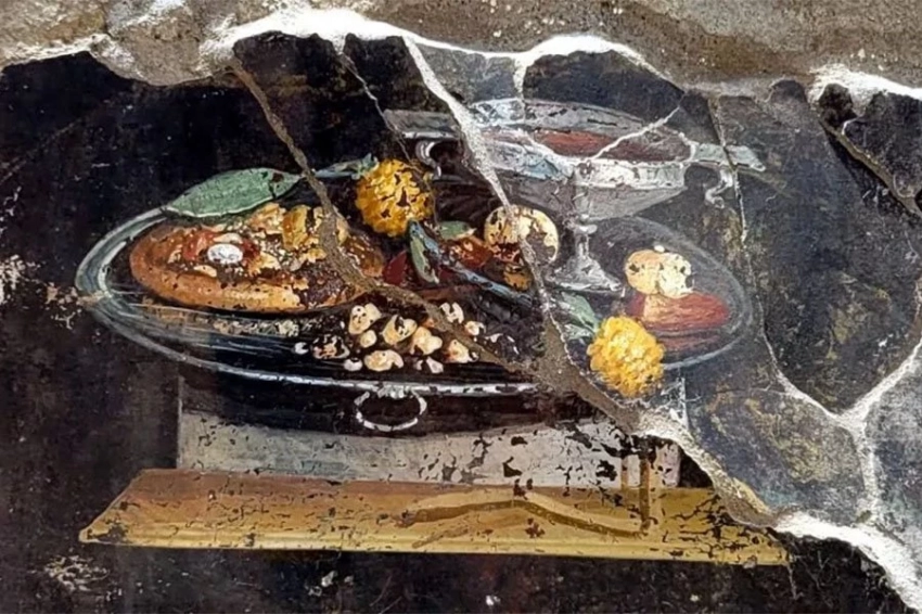 На 2000-летней фреске в Помпеях нашли изображение возможного предшественника пиццы 