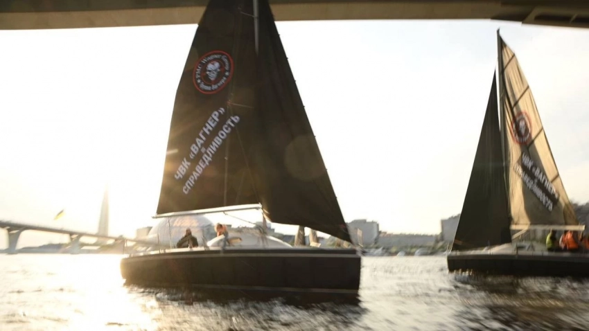 Вереница неопознанных яхт с пиратскими парусами удивила жителей Санкт-Петербурга