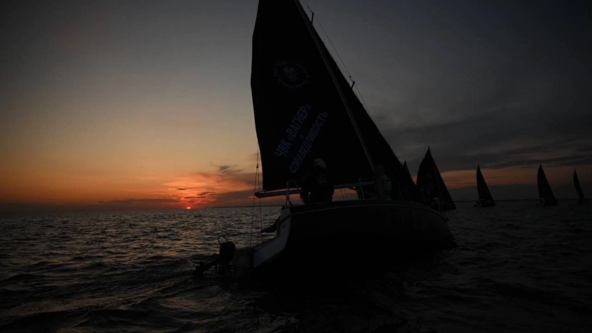 Лучи уходящего солнца отразили эффектное появление черной регаты с парусами ЧВК «Вагнер»