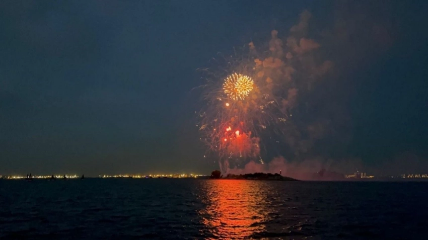 Заплыв яхт с парусами ЧВК «Вагнер» в Петербурге завершился красочным салютом