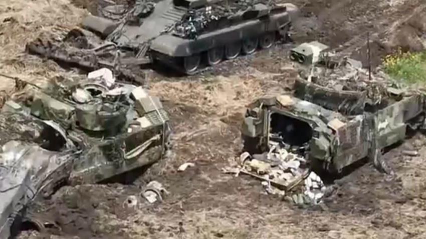 «РВ»: украинский танк наехал на БМП MaxxPro после российского удара