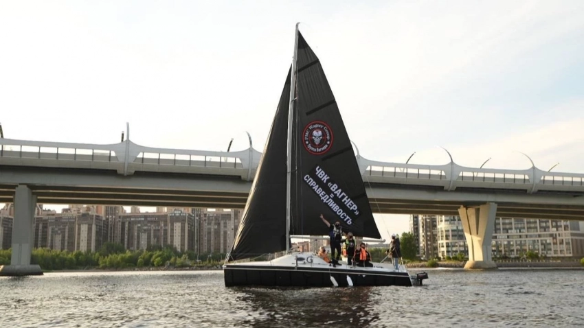 «Черные паруса»: петербуржцы заметили «пиратские яхты» в Финском заливе