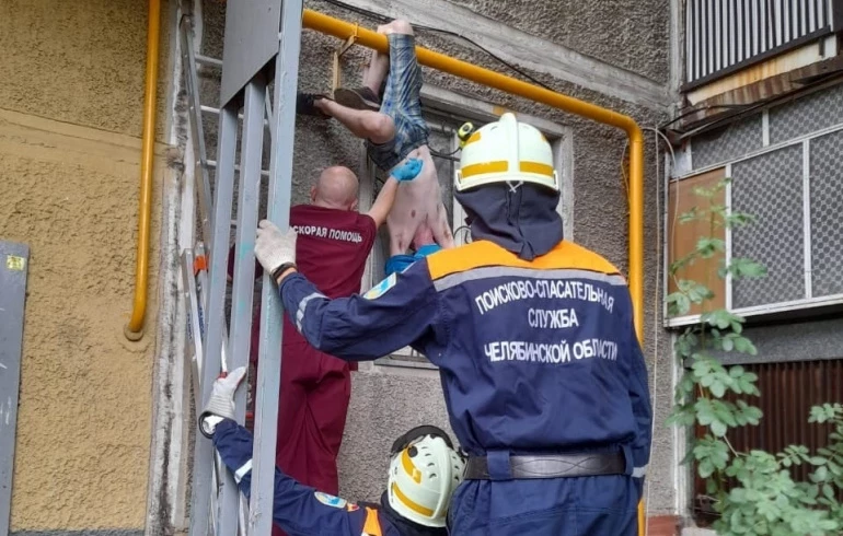 В Челябинской области мужчина выпал из окна и повис на газовой трубе