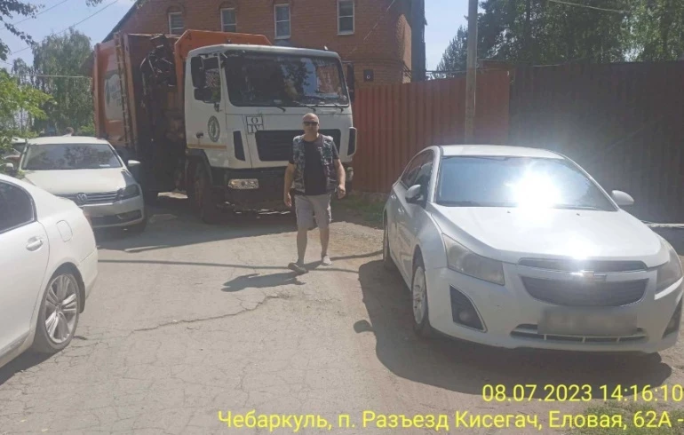 Летом жители Челябинской области стали чаще перегораживать мусорные площадки