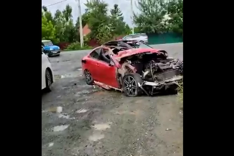 Красный Mercedes влетел под грузовик, уходя от погони ДПС во Владивостоке