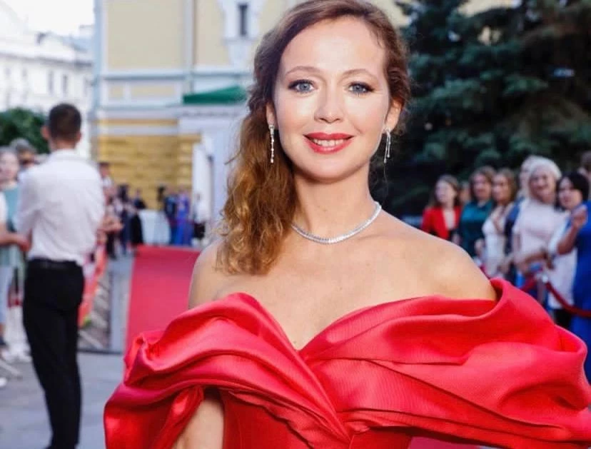 Актрису Елену Захарову заподозрили в беременности