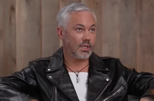 Стилист Рогов назвал причину безвкусицы в нарядах российских звезд