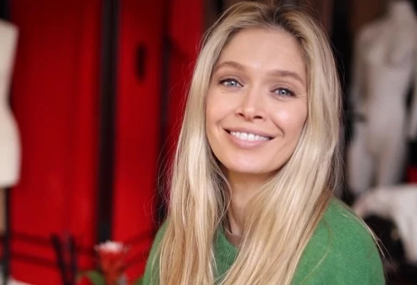 Вера Брежнева спела на русском языке с украинским флагом в руках