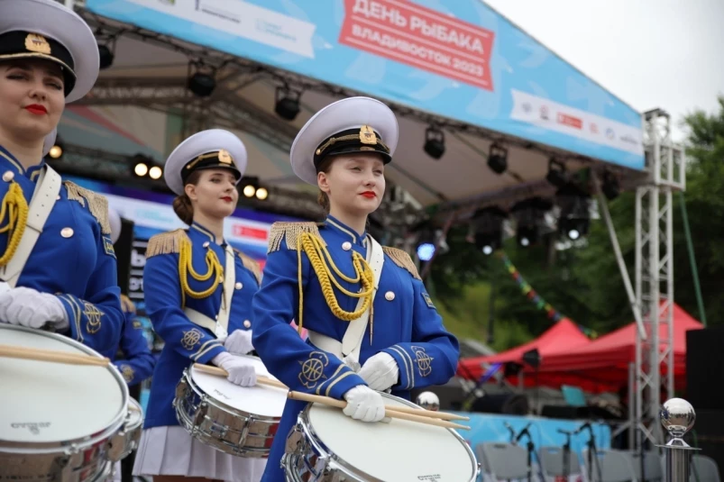 Праздничный День рыбака во Владивостоке начался с раздачи ухи, кулинарных мастер-классов и баттлов