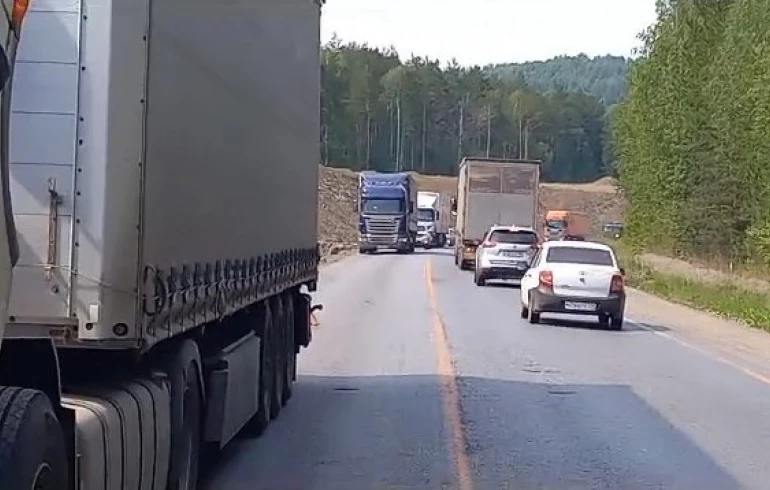 На трассе М-5 в Челябинской области сломавшиеся фуры перекрыли дорогу