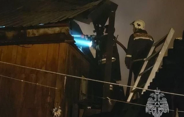 Челябинские пожарные обнаружили в сгоревшем доме тела мужчины и женщины