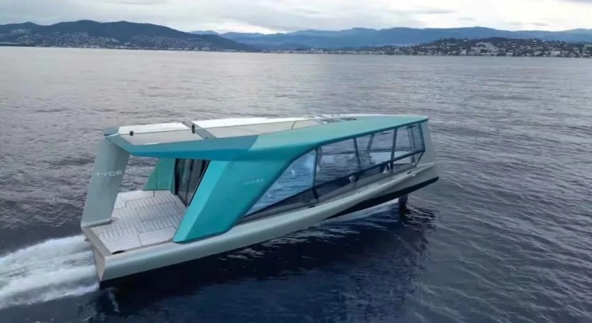 BMW представили новую электрическую яхту The Icon