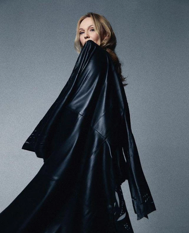 Альбина Джанабаева в траурном образе сообщила о релизе для россиян