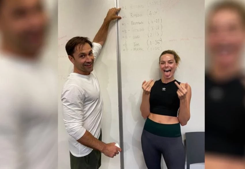 Звезда «Барби» Марго Робби простояла в планке дольше остальных коллег по фильму