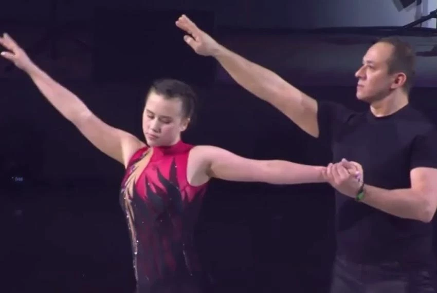 Особенный брат покойного солиста «Отпетых мошенников» Тома Хаоса стал фигуристом и отцом вопреки диагнозу