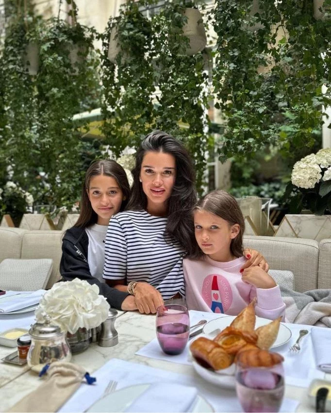 Ксения Бородина опубликовала фотографии из отпуска с дочерьми в Париже