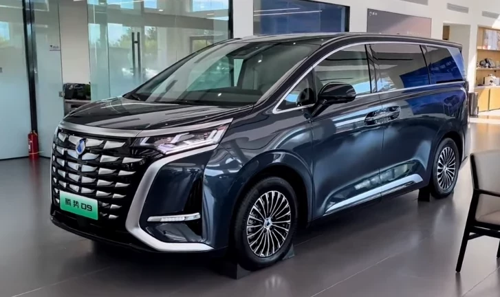 Эксклюзивный минивэн Denza D9 DM-i с 7 экранами поступит в продажу уже 5 августа