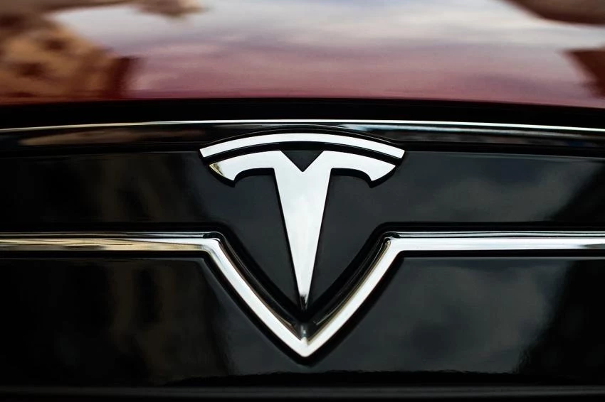 Tesla презентовала новый аксессуар для автомобилей с левым рулем – «Доставалку»