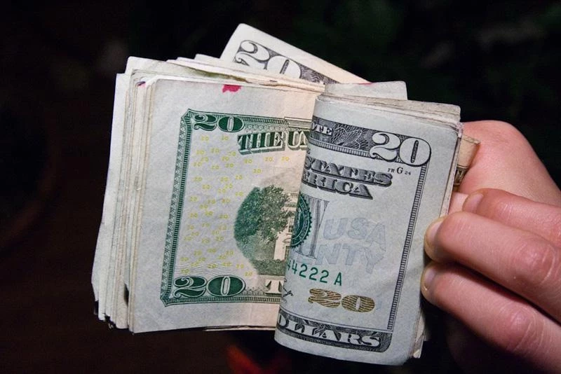 Пара доллар-рубль завершила пятничные торги легким снижением